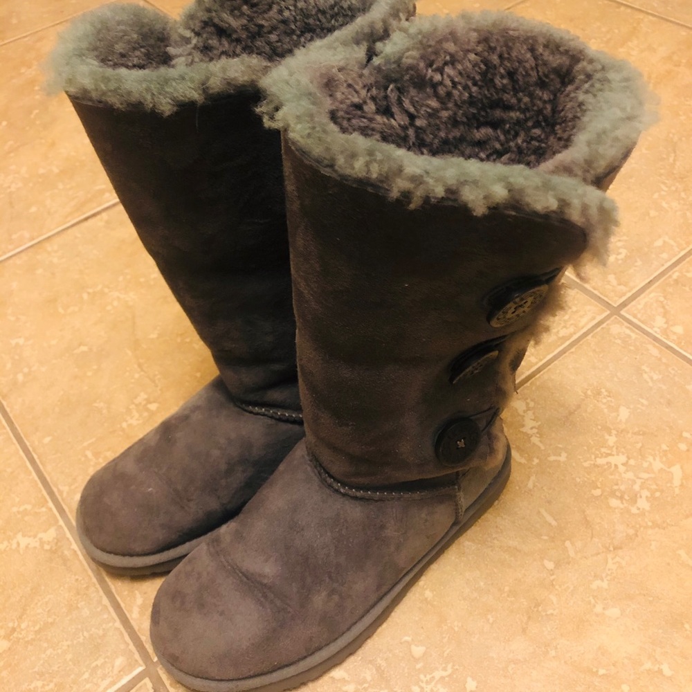 UGGS size 7.5 (gray)